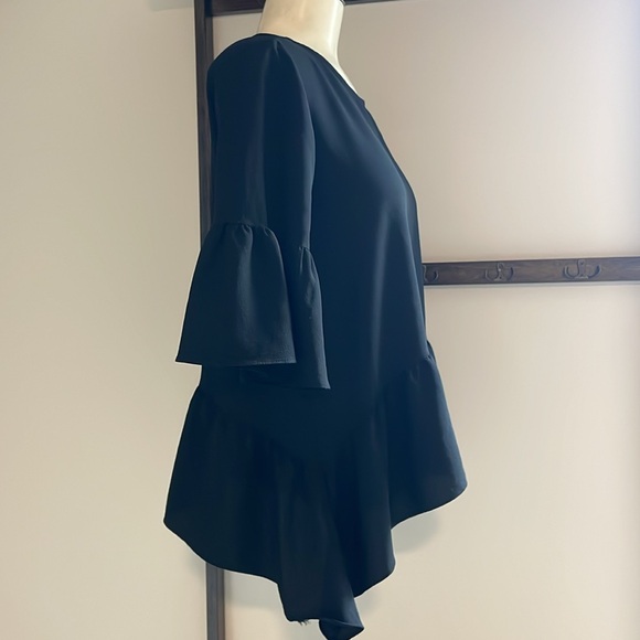 Gibson dressy black top with ruffled sleeve and sharkbite hem. - Picture 2 of 7